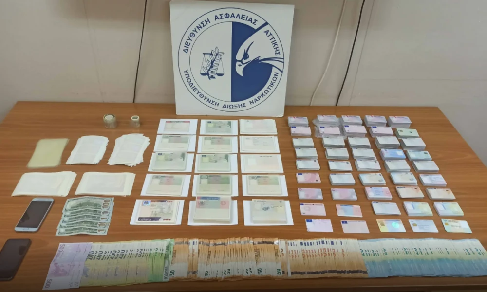 ΕΛ.ΑΣ: Συνελήφθη 41χρονος - Πουλούσε πλαστά έγγραφα σε παράτυπους μετανάστες
